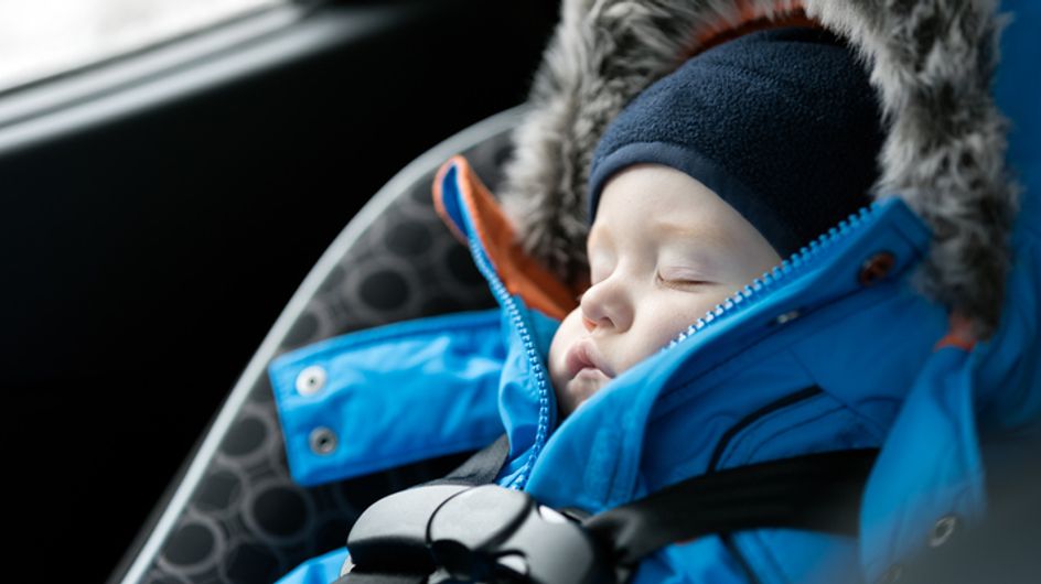 attacher bebe siege auto