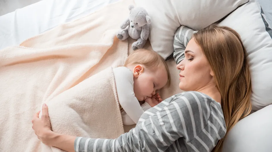 ¿Debería el bebé dormir solo o en la misma cama que los padres?
