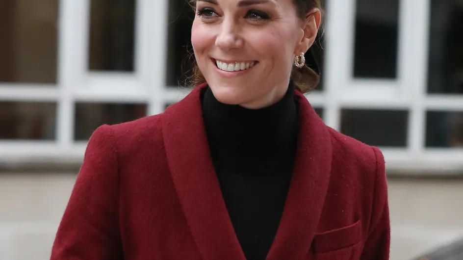 En mini-jupe bordeaux, Kate Middleton arbore un parfait look d'automne