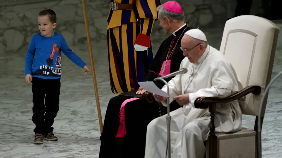 Un petit garçon sourd monte sur scène et interrompt le pape en pleine audience