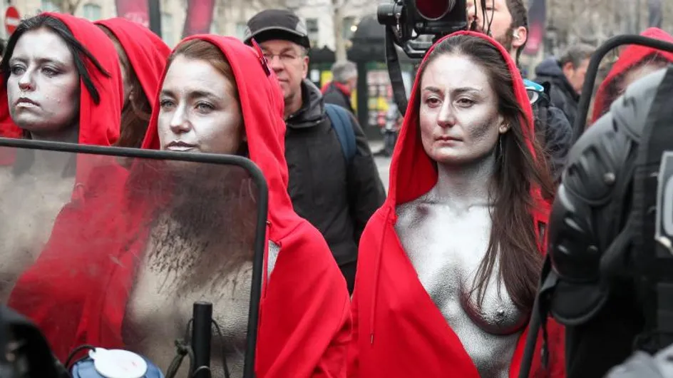Gilets Jaunes : seins nus, des femmes habillées en Marianne font face aux CRS