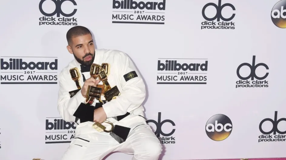 Caresses, baisers, attouchements... Le comportement scandaleux du chanteur Drake envers une fan