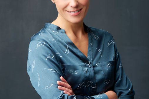 Top: Eine schlichte Bluse eignet sich gut für Bewerbungsfotos.
