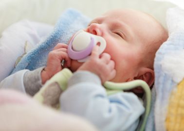 La Video D Un Bebe Avec Une Tetine Scotchee Sur La Bouche Choque