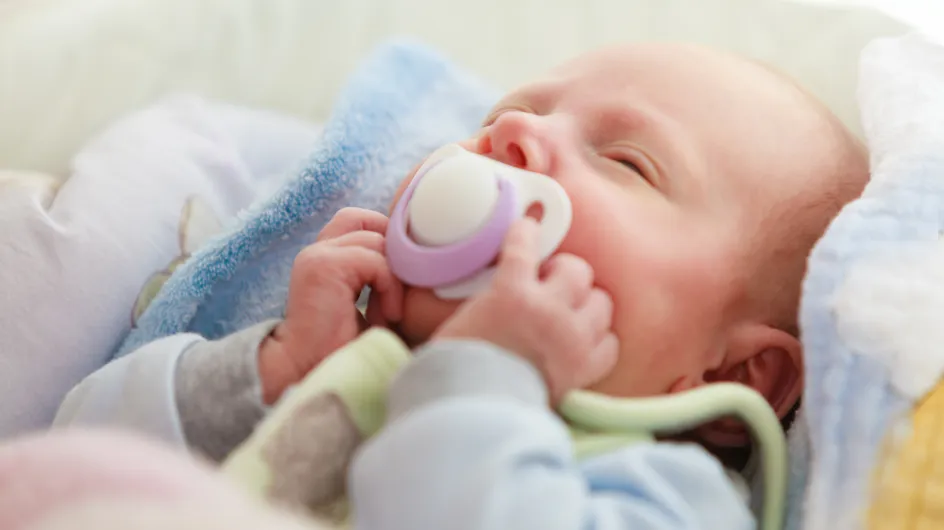 La vidéo d'un bébé avec une tétine scotchée sur la bouche choque la Toile