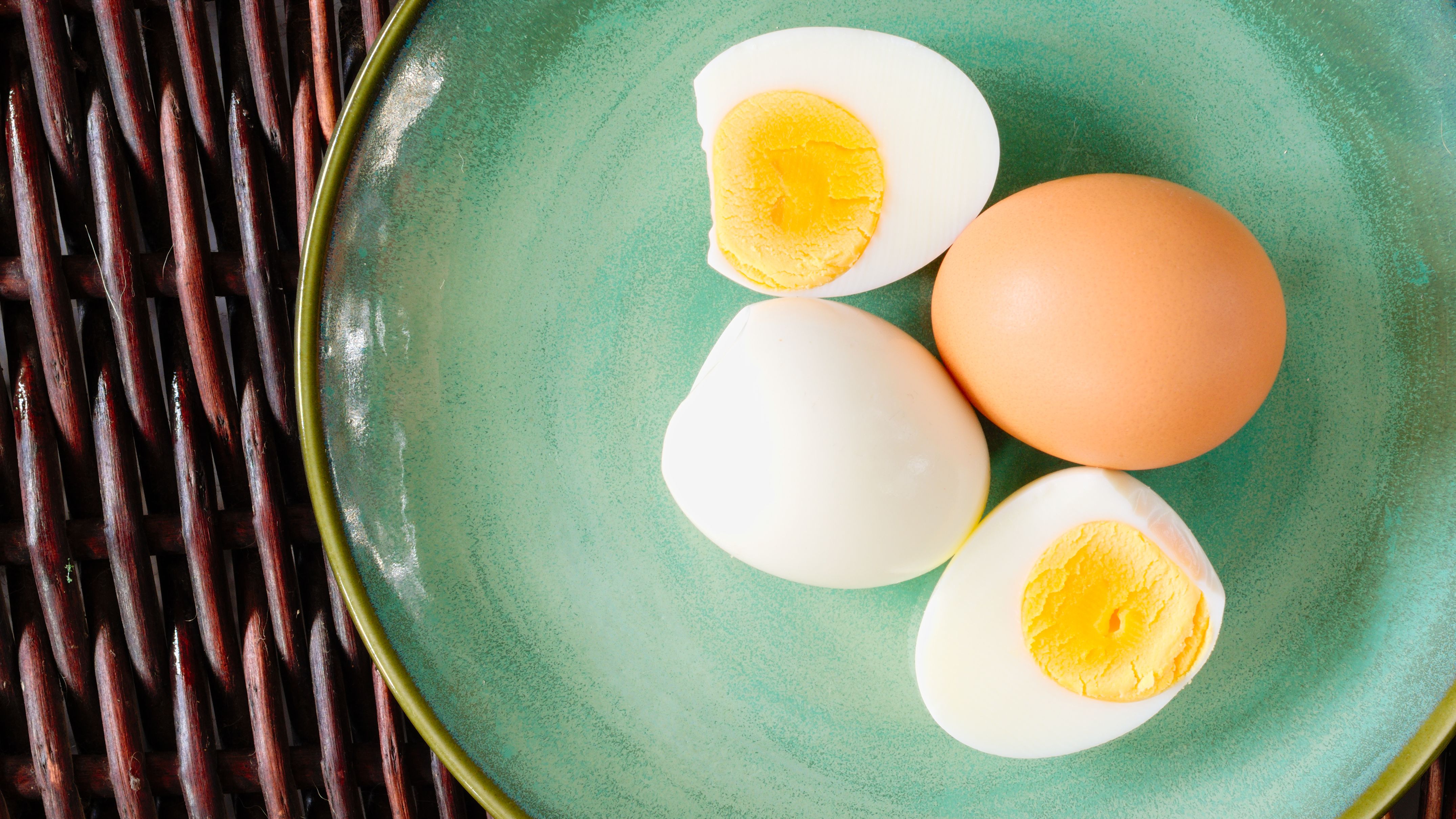 Comment éplucher un œuf dur plus facilement ?