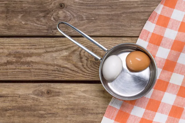 Comment cuire un œuf dur ? (+ la technique géniale pour écaler un oeuf) -  Cuisine Actuelle