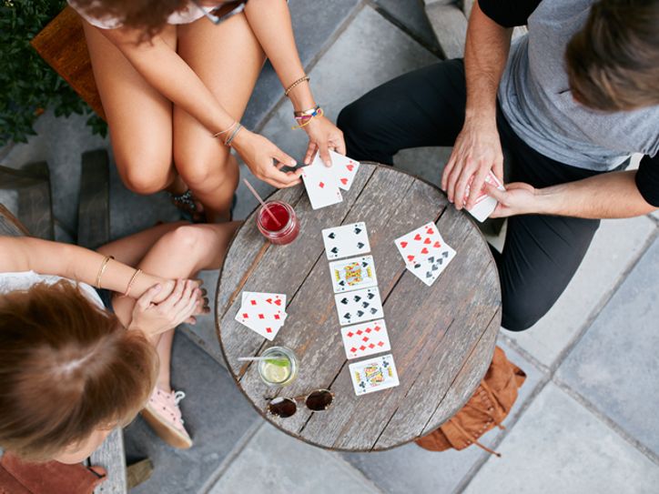 Top 5 des jeux de cartes pour un bon moment en famille - Blog King