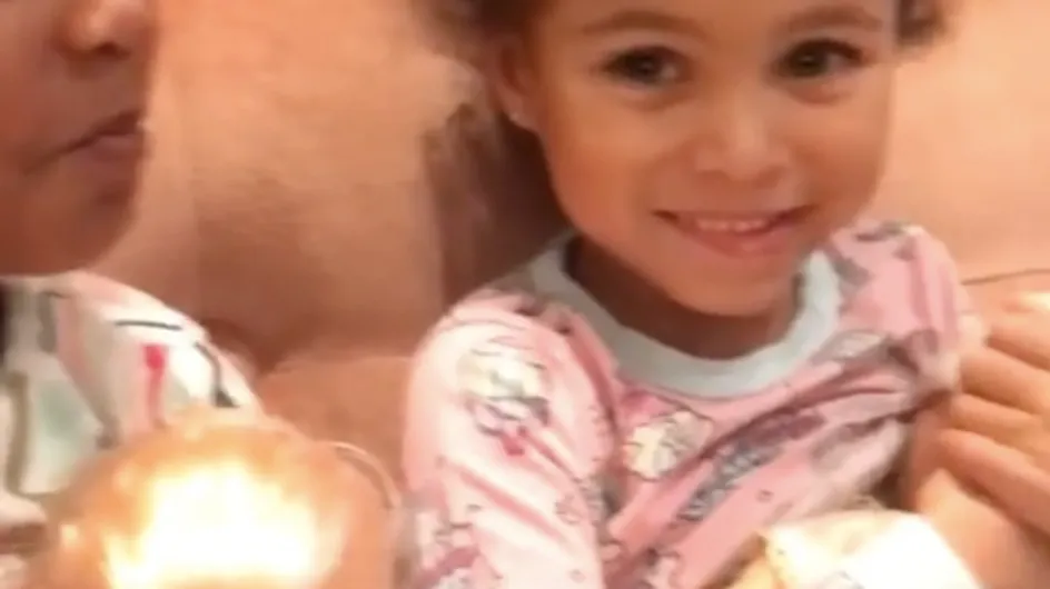 Sur les réseaux sociaux, la vidéo de ces deux petites filles en train "d'allaiter" fait polémique