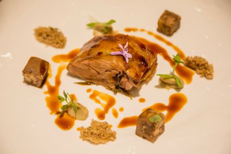 Cabrito con berenjenas y comino