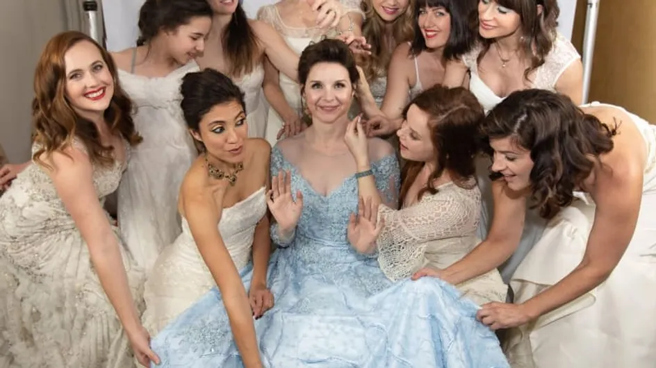 Pour son mariage, une actrice convie ses invitées à venir avec leur ancienne robe de mariée
