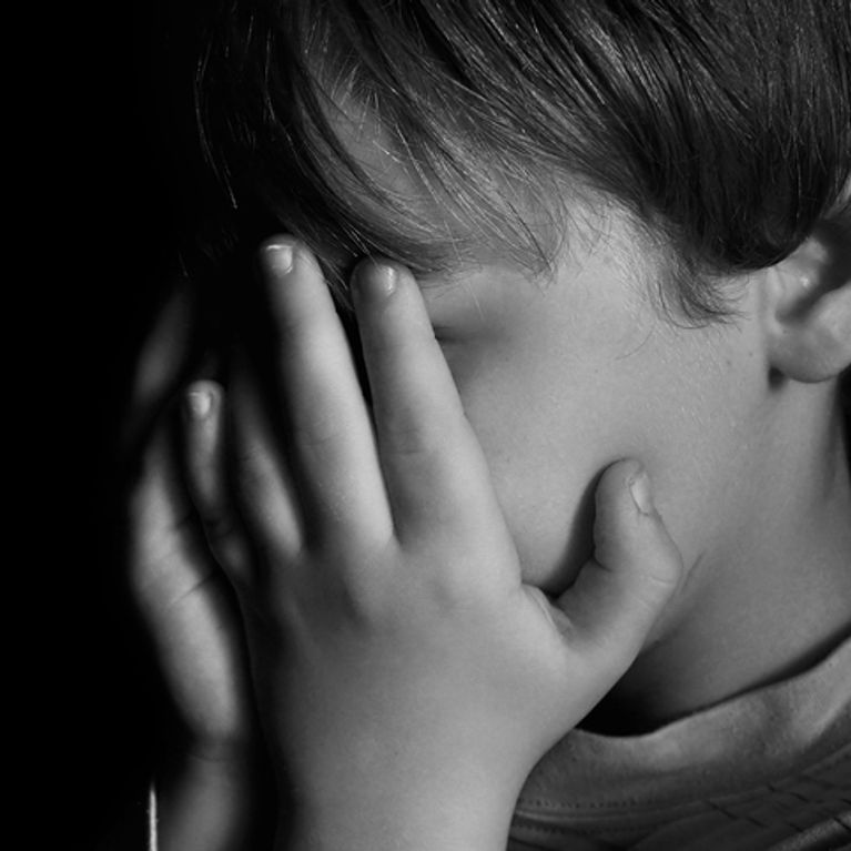 Des enfants malnutris, recouverts de matière fécale, découverts dans une cage Des enfants malnutris, recouverts de matière fécale, découverts dans une cage