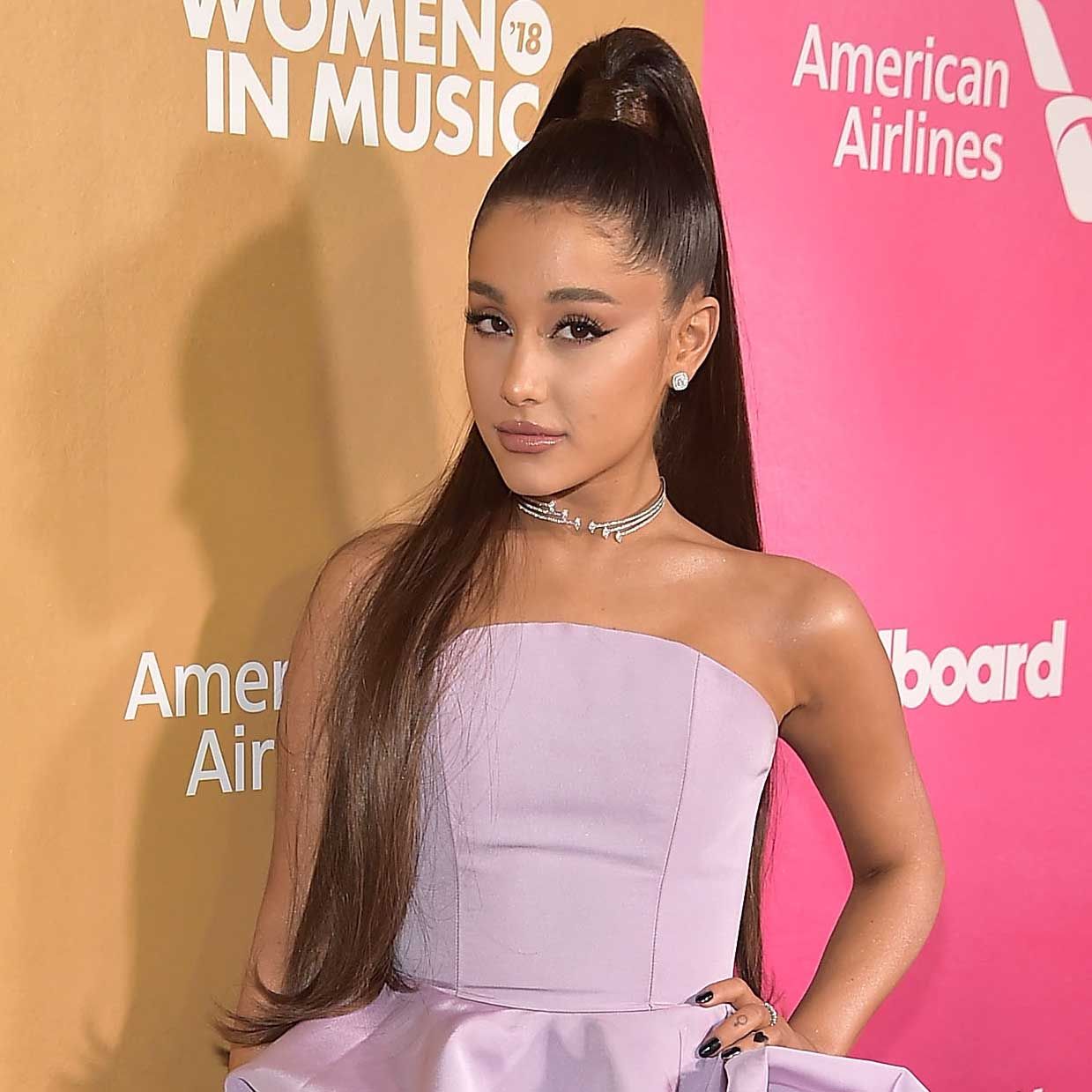 Ariana Grande Partage Une Video De Ses Cheveux Naturels Sur Twitter