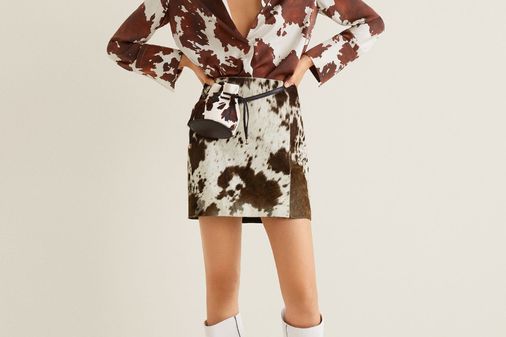 Minirock und Bluse mit Kuh-Print von Mango