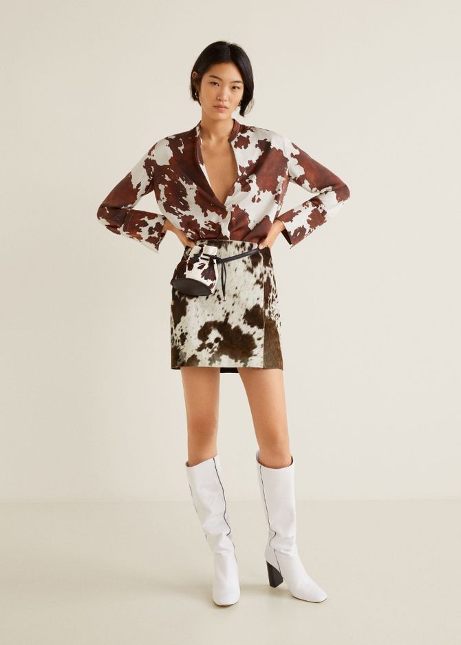 Minirock und Bluse mit Kuh-Print von Mango