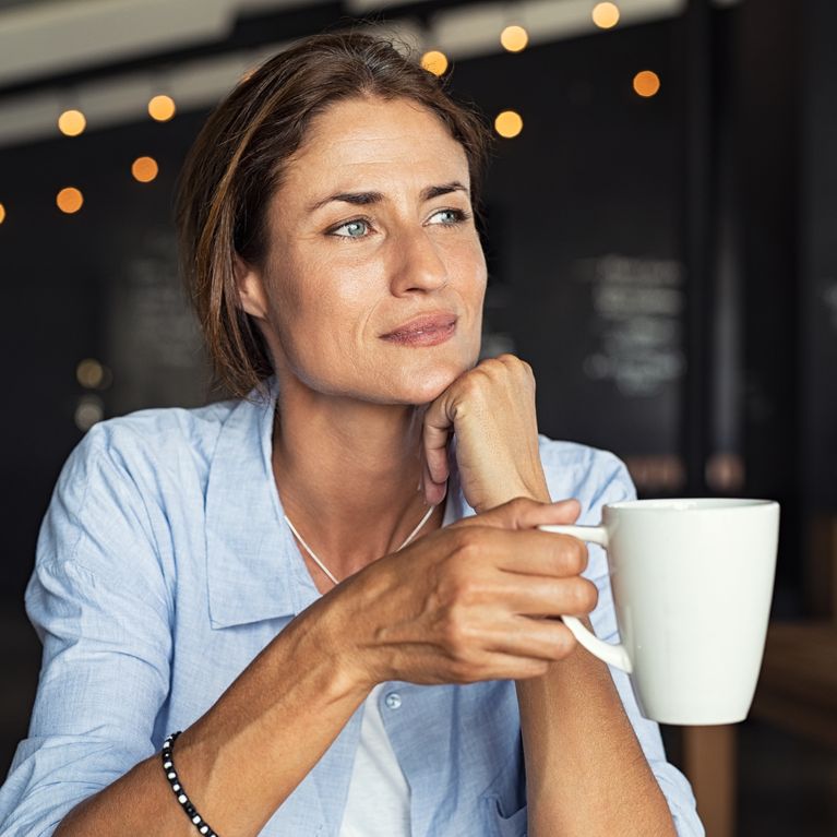A que edad una mujer puede empezar con la menopausia