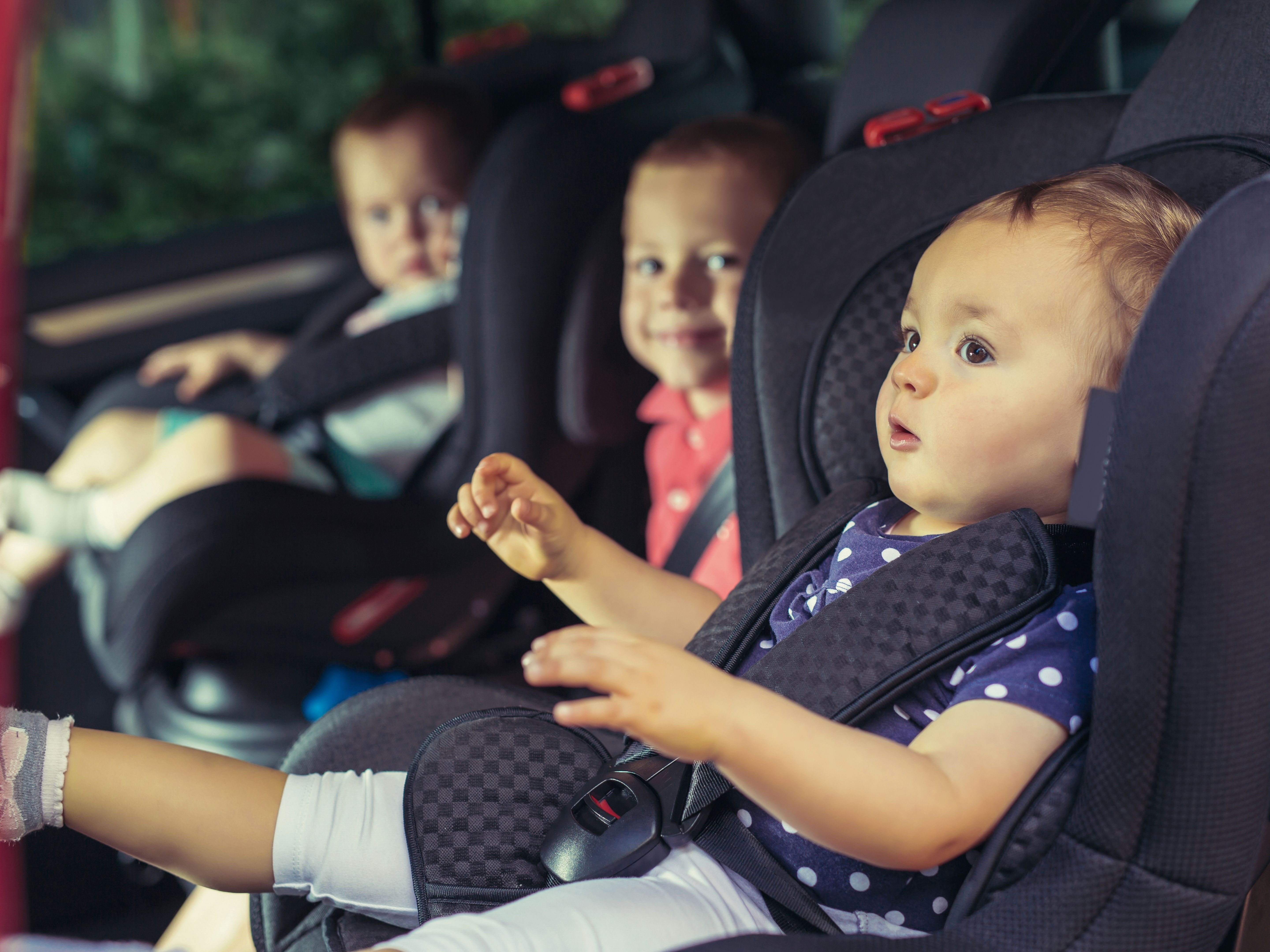 L'enfant en voiture : quel âge pour un rehausseur ou un siège auto ?
