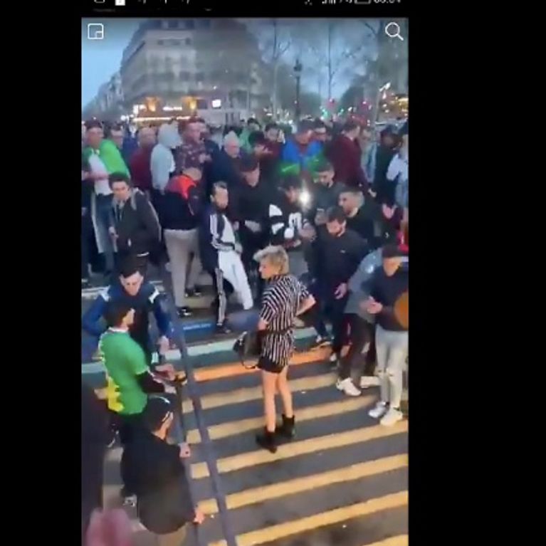Agression transphobe à Paris : une vidéo choc, une enquête ouverte Agression transphobe à Paris : une vidéo choc, une enquête ouverte