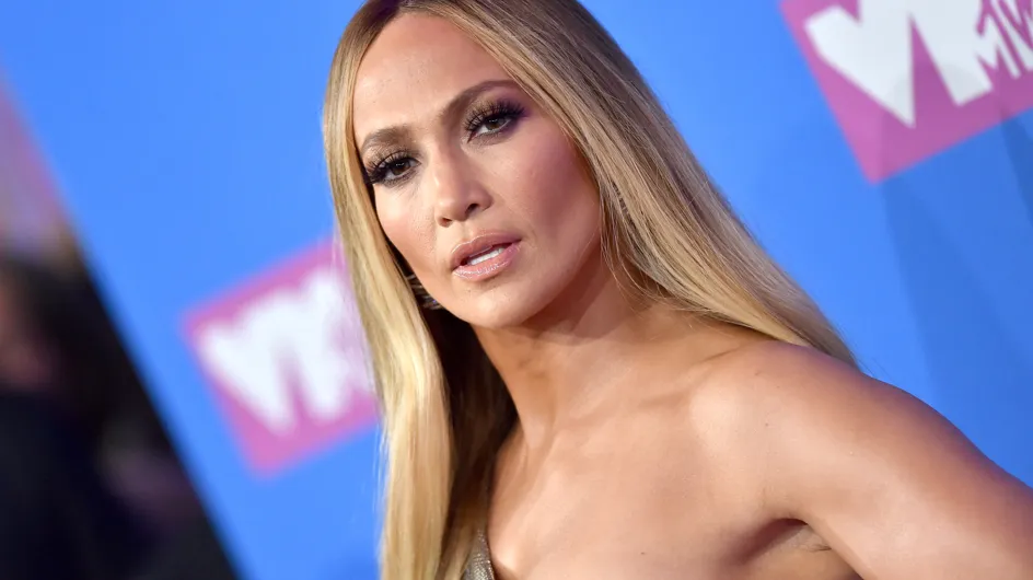 "Trop musclée" ? En bikini, Jennifer Lopez divise sa communauté (Photos)