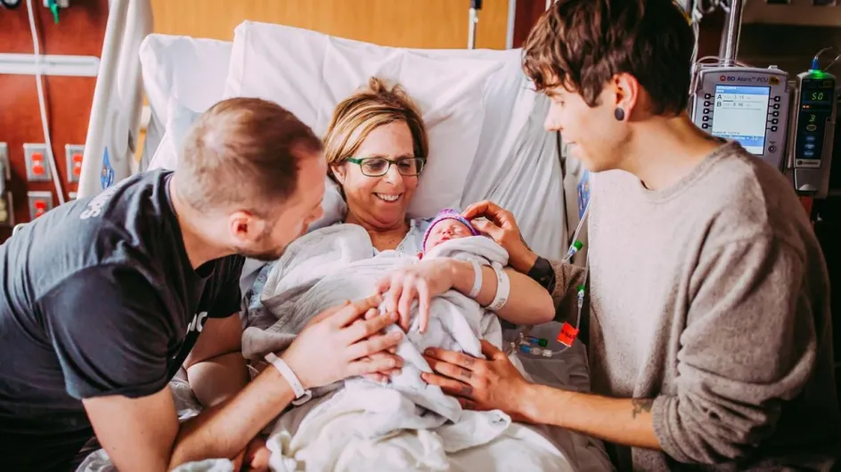Etats-Unis : une femme de 61 ans donne naissance à sa petite-fille