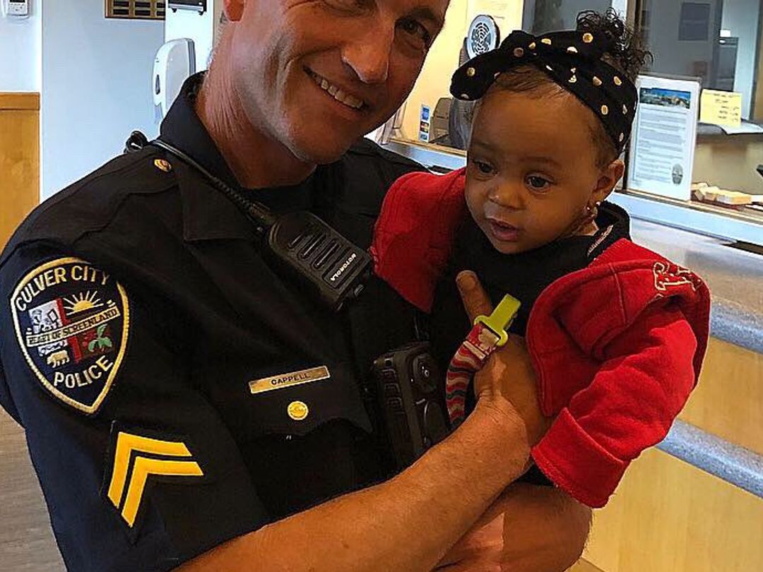 Ce Policier Sauve Un Bebe En Train De S Etouffer Et Devient Un Heros