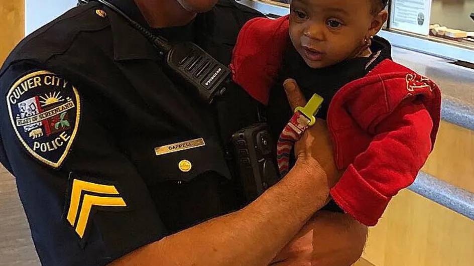 Ce policier sauve un bébé en train de s’étouffer et devient un héros