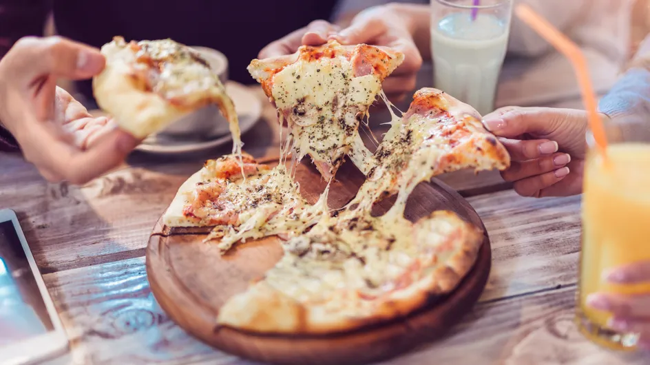 Un chef crée une pizza 154 fromages et bat son propre record !