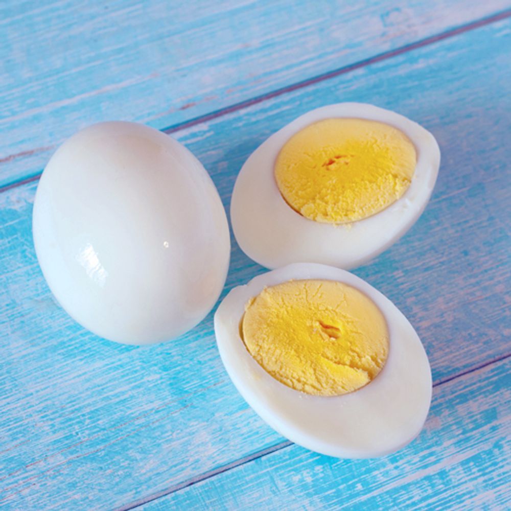 Куриное яйцо без белка. Вареные яйца. Яйцо отварное. Варить яйца. Желток яйца.
