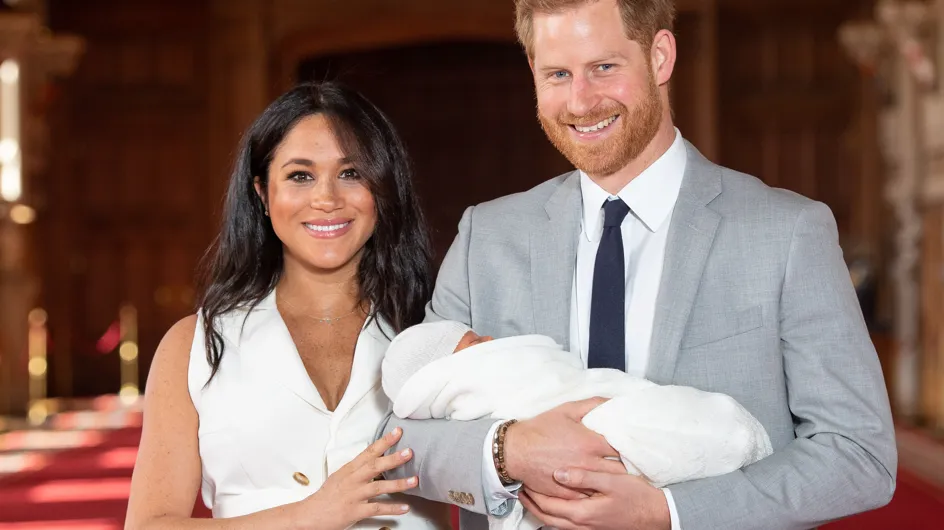 Meghan Markle et le Prince Harry présentent officiellement leur bébé au public (VIDEO)