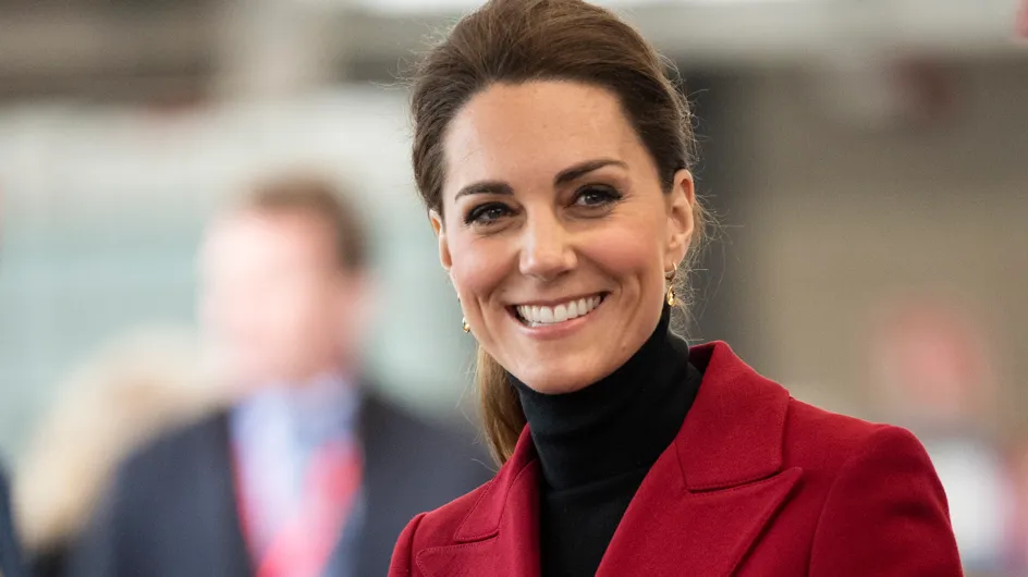 Aux côtés de la reine, Kate Middleton fait sensation dans une longue robe fleurie