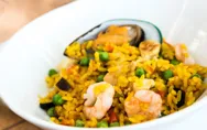 Arroz con gambas: la receta perfecta para cocinar con amigos