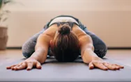 6 posturas de yoga para aliviar el dolor menstrual