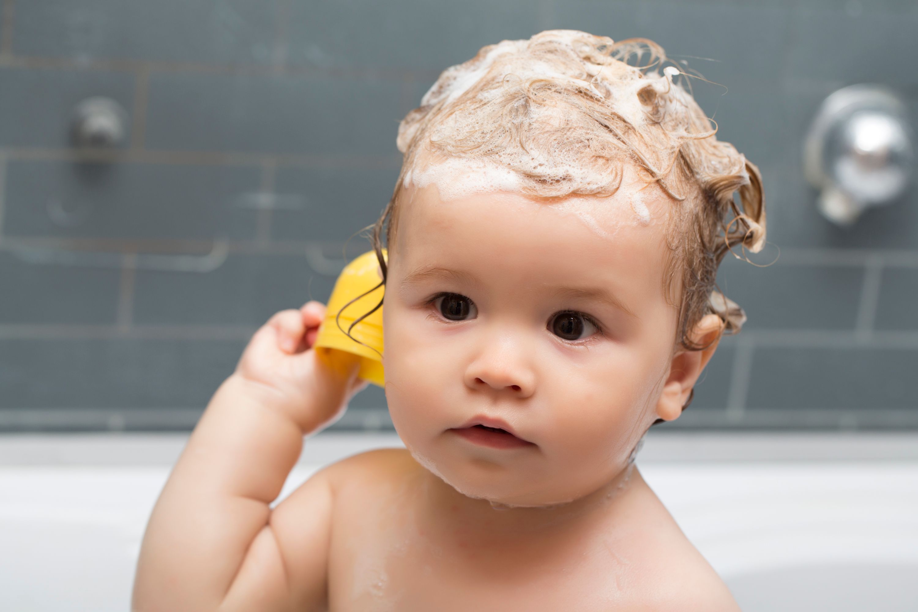 Shampoing de bébé : les meilleurs trucs pour un shampoing sans larmes