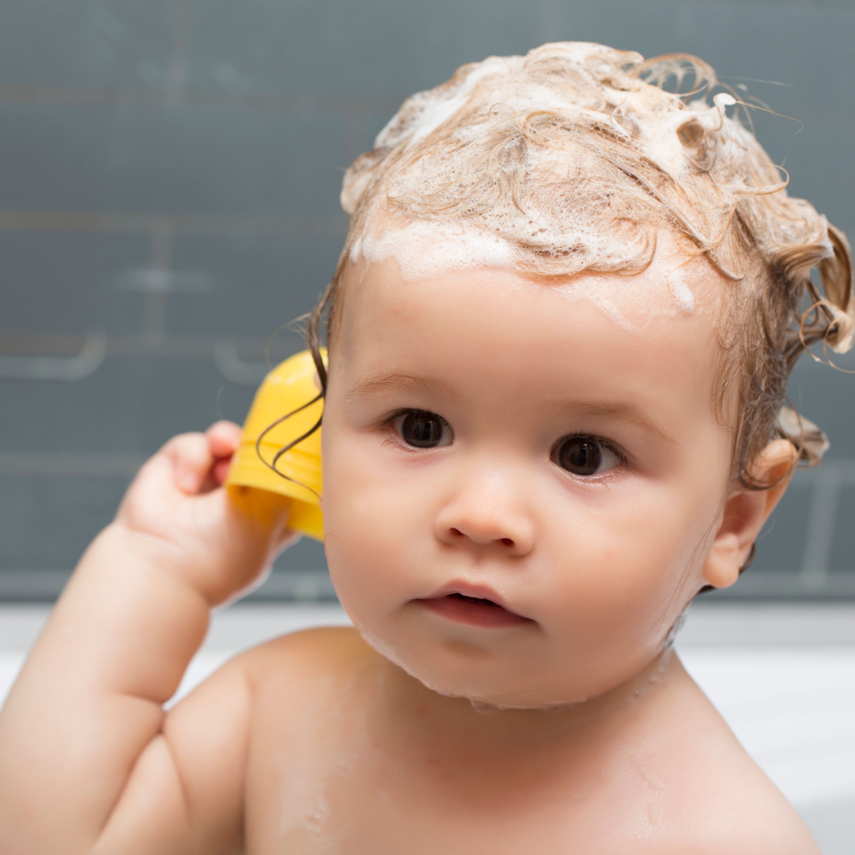 Conseils de soins simples pour les cheveux de bébés et d'enfants