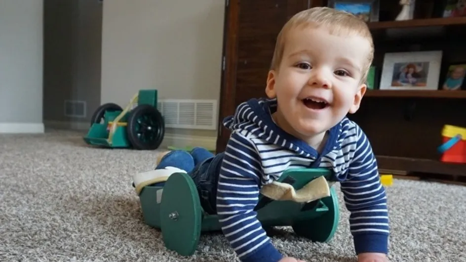 Atteint de spina bifida, ce petit garçon arrive à se déplacer grâce à l'invention de son père
