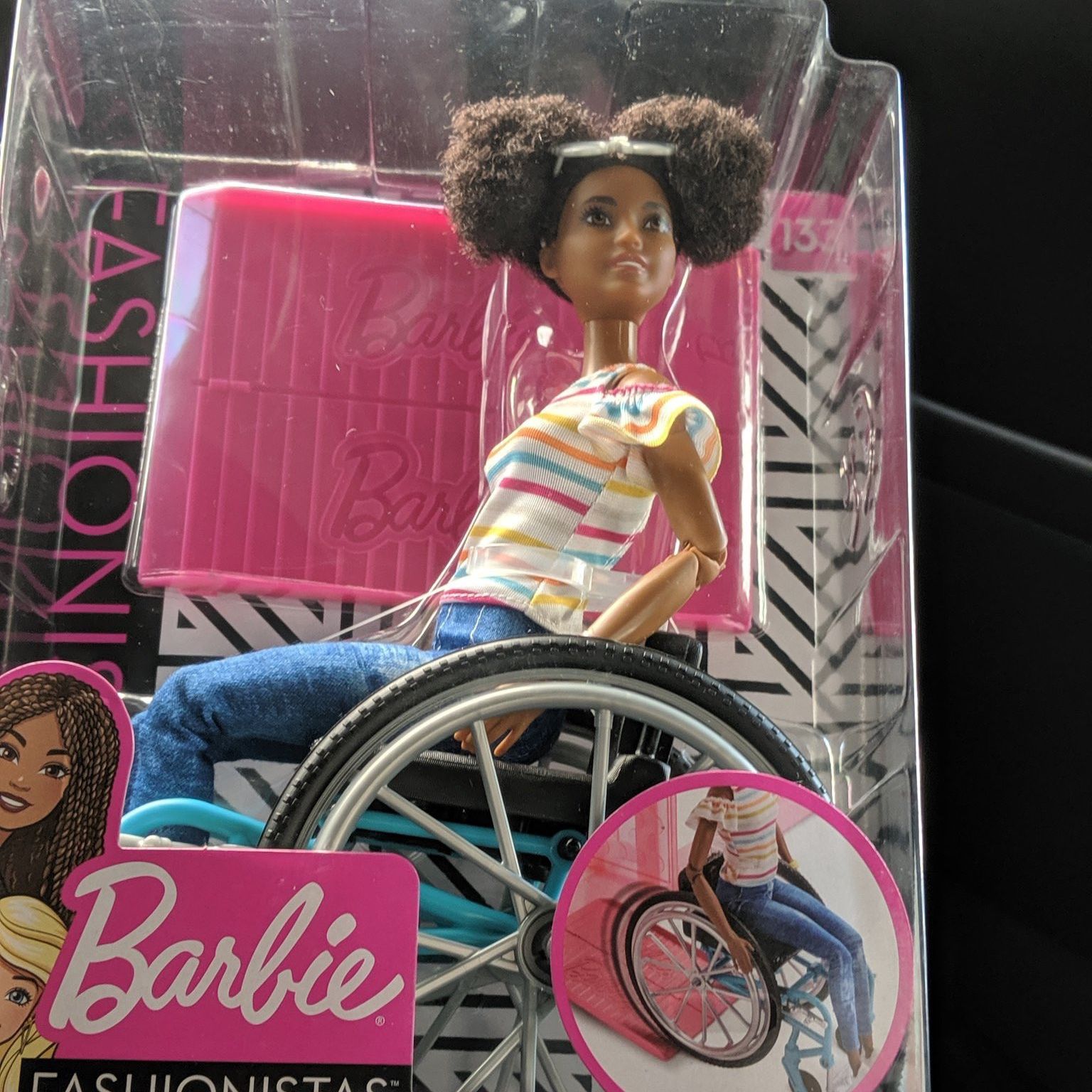 Noire et en fauteuil roulant, la nouvelle Barbie® de Mattel fait sensation !