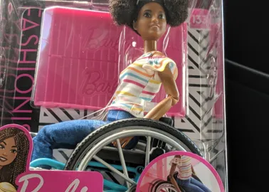Mattel dévoile une Barbie plus inclusive, avec un fauteuil roulant et une  prothèse de jambe - NeozOne