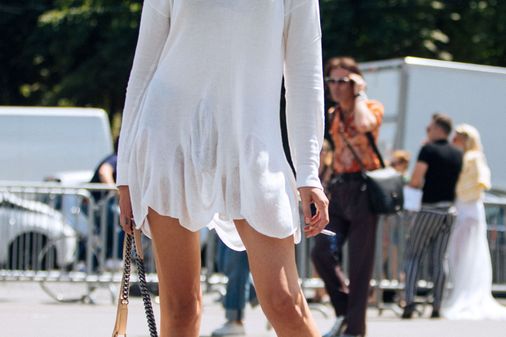 Mode-Profis machen es vor: Schwarze Unterwäsche unter weißer Kleidung