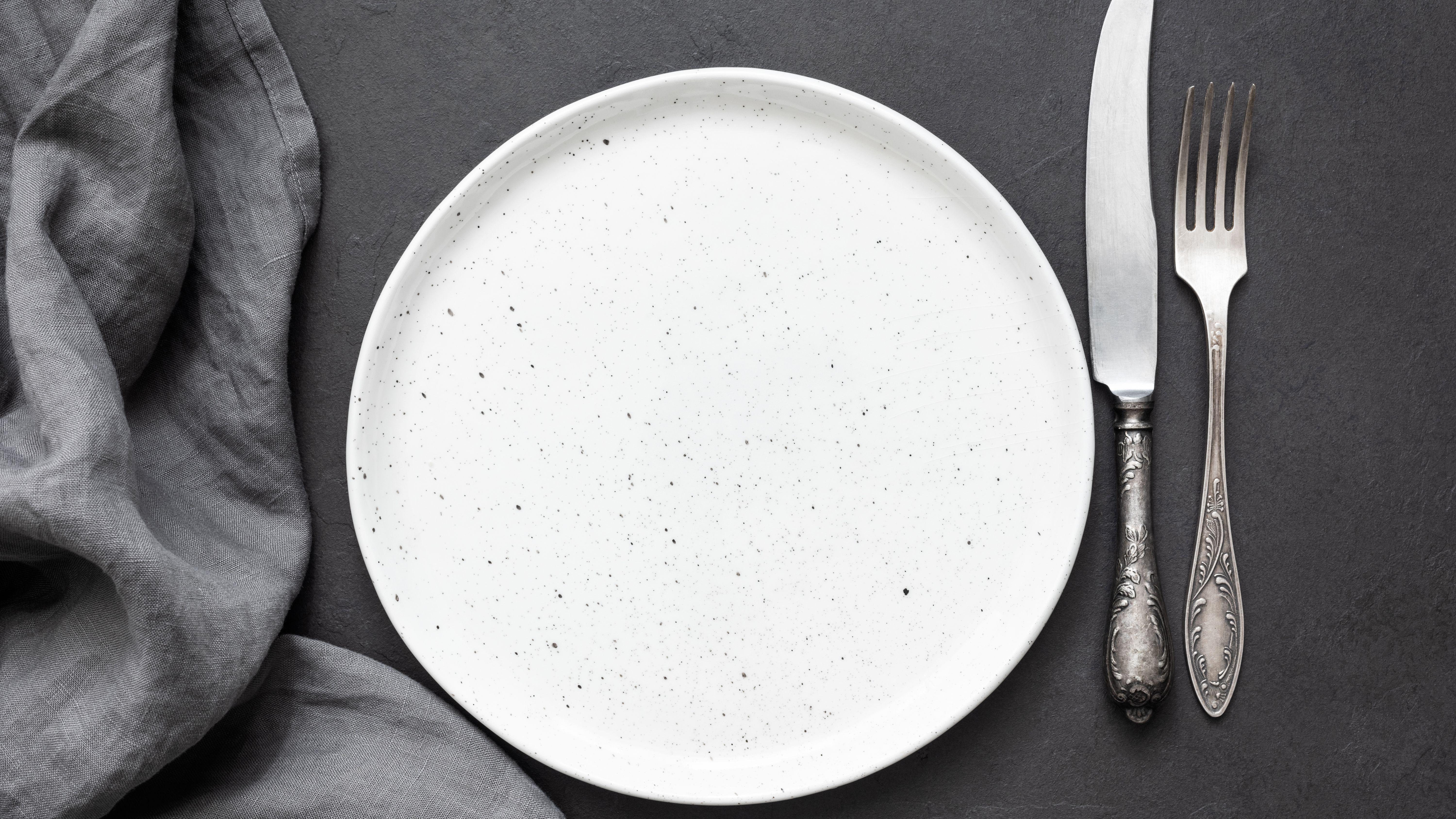 Лишняя тарелка на столе. Пустая тарелка. Тарелка на столе. Пустая тарелка на столе. Пустая тарелка вид сверху.