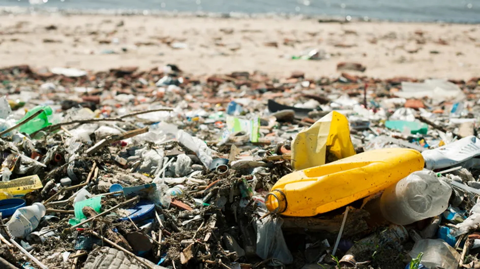 La pollution au plastique sur les plages, nouveau cheval de bataille du gouvernement