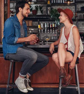 ¿Cómo saber si le gustas a un chico? Test y 5 señales que lo indican