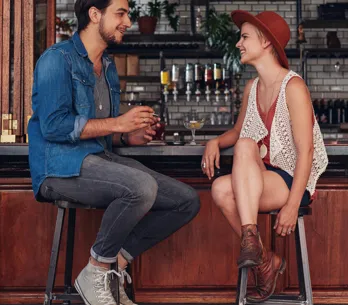 ¿Cómo saber si le gustas a un chico? Test y 5 señales que lo indican