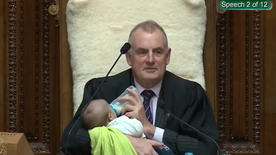 Le président du Parlement néo-zélandais filmé berçant le bébé d’un député en plein débat