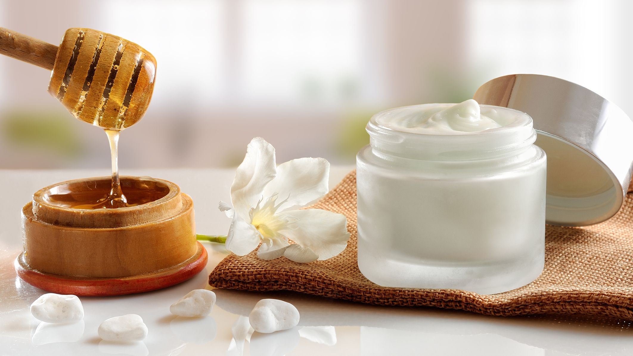 Por qué es tan cara la miel de manuka que está tan de moda en el