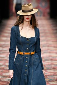 Jeanskleider sind im Herbst und Winter 2019 Trend