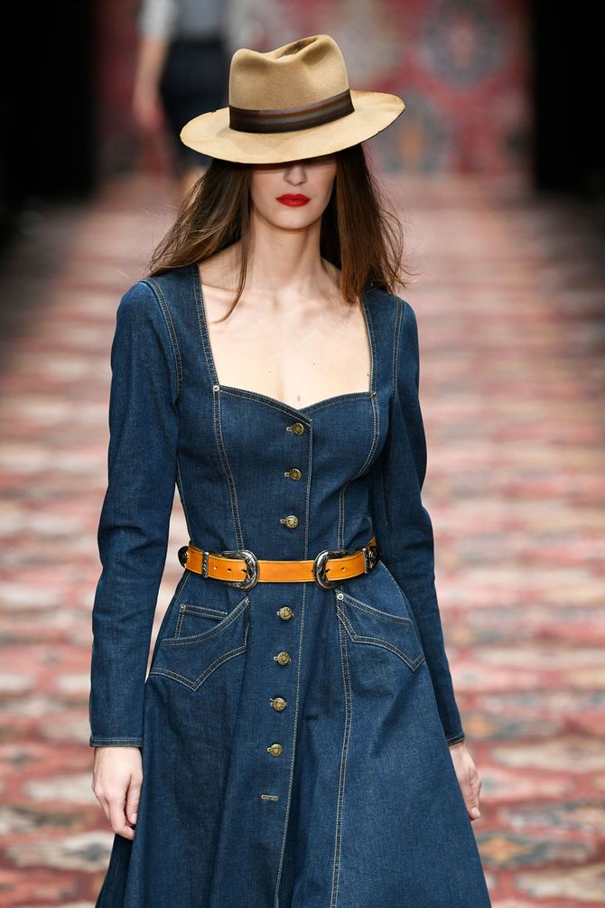 Jeanskleider sind im Herbst und Winter 2019 Trend