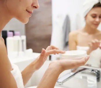 Cremas de noche: cómo cuidar la piel mientras duermes