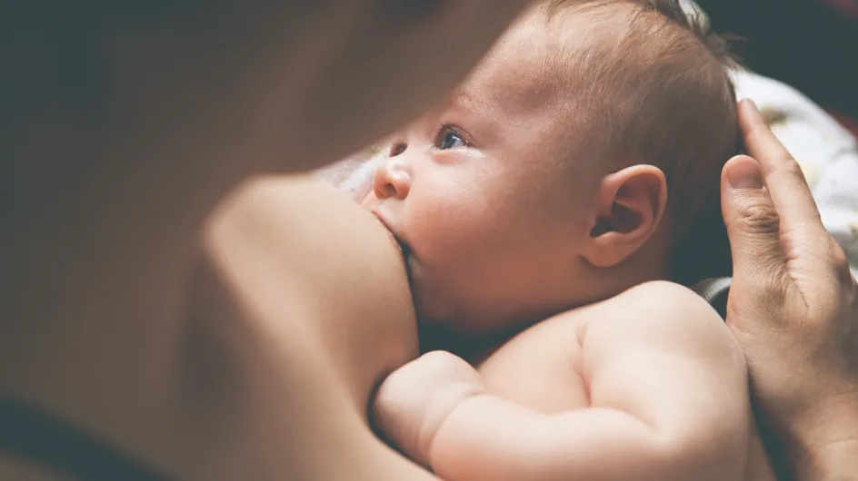 Retarder le premier bain de bébé après la naissance aiderait à l'allaitement