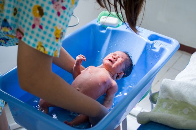 Retarder Le Premier Bain De Bebe Apres La Naissance Aiderait A L Allaitement