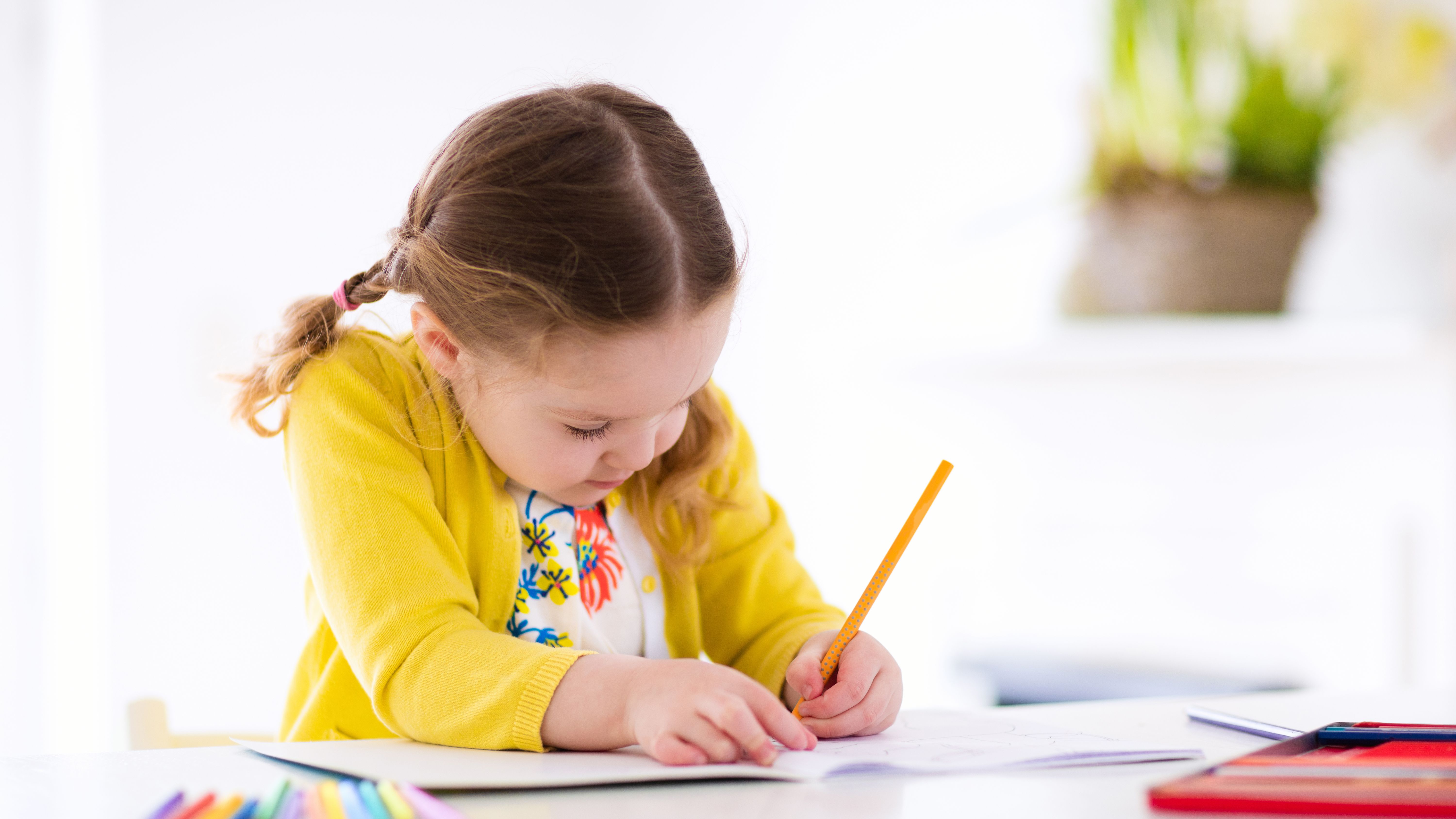 Little school children. Ребенок пишет. Ребенок пишет ручкой. Ребенок учится писать. Рисуем с детьми.